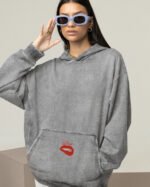 Bluza oversize z kapturem <br>Love z motywem ust <br>Haft, Efekt sprania